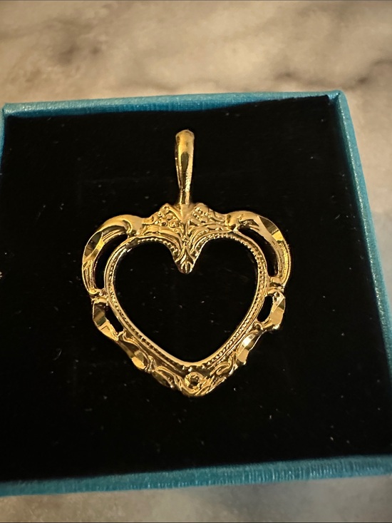 Jewelry - Vintage Gold Heart Pendant Necklace Charm - Classic Filigree Design